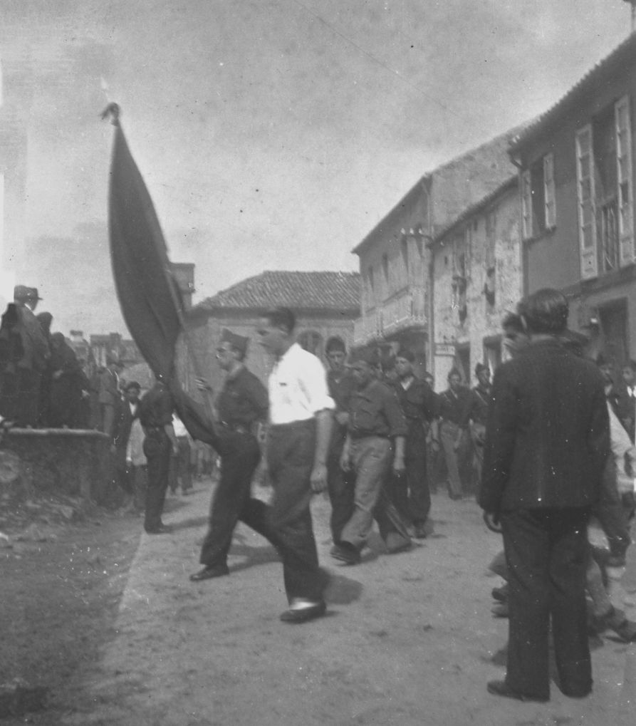 Desfile de garda civís e falanxistas en Cuntis (1936)